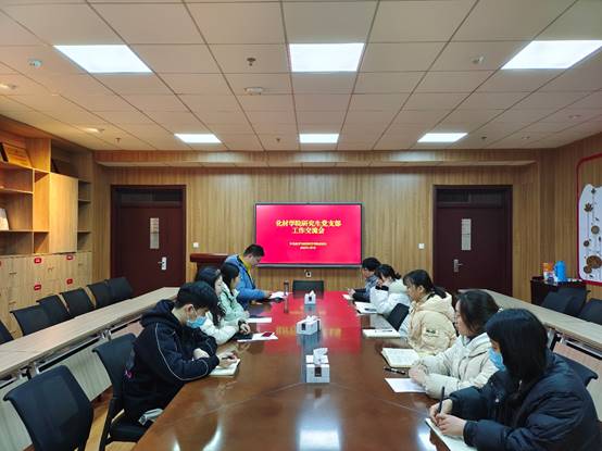 会议室里的人们 描述已自动生成 会议室里的人们 描述已自动生成